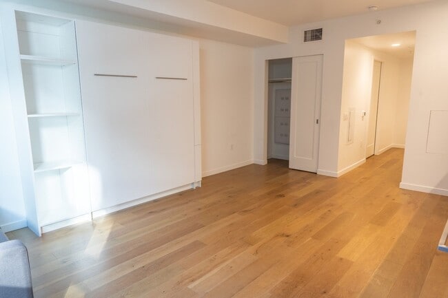 Building Photo - 0bd/1ba Seattle Condo