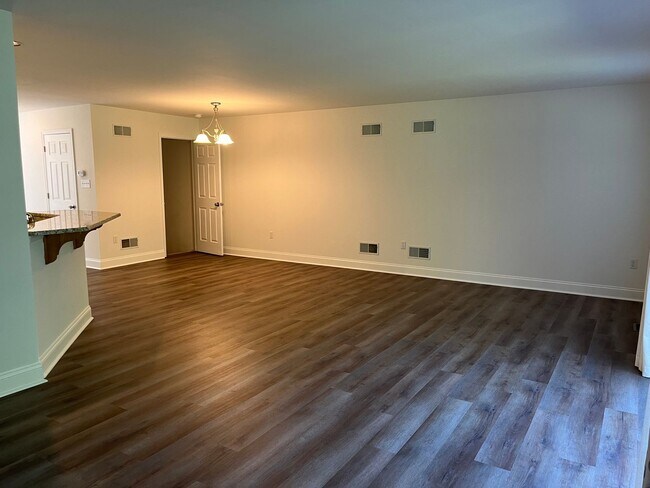 Building Photo - Lovely 3 Bedroom 2.5 Bath Townhouse