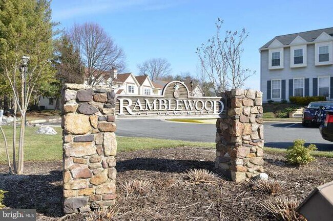 Foto del edificio - 7811 Harrowgate Cir