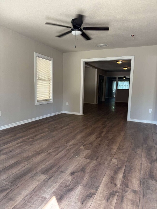 Foto del edificio - Gorgeous 4 Bed/1 Bath in the Hot Wells Nei...