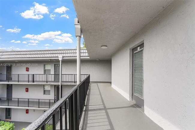 Foto del edificio - 9091 Lime Bay Blvd