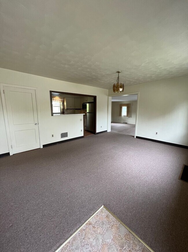 Building Photo - Lovely 2 BR 1 BA rancher near Penn Manor H...