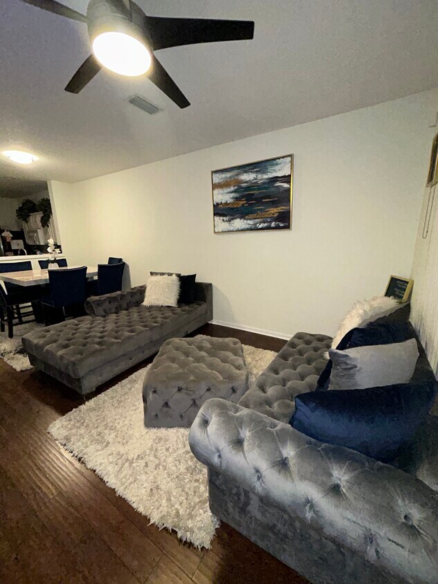 Foto del edificio - 8408 Thornbush Ct