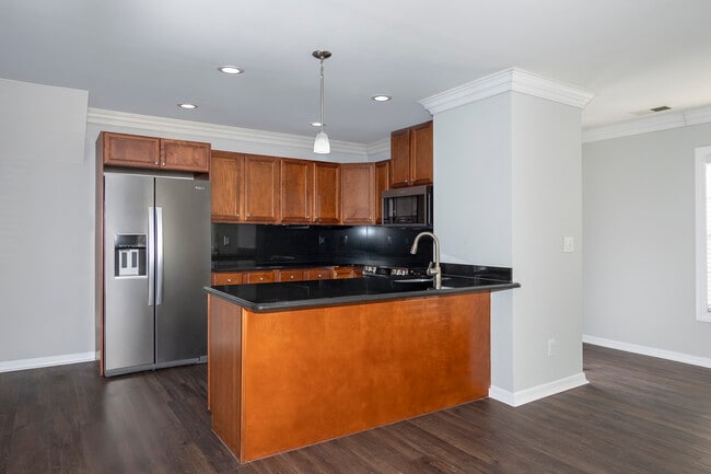 Building Photo - Fairfield Broadway Knolls At Holbrook