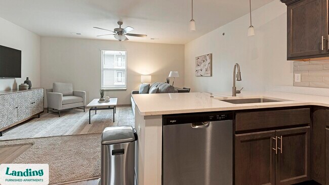 Foto del edificio - 610 Universal Dr