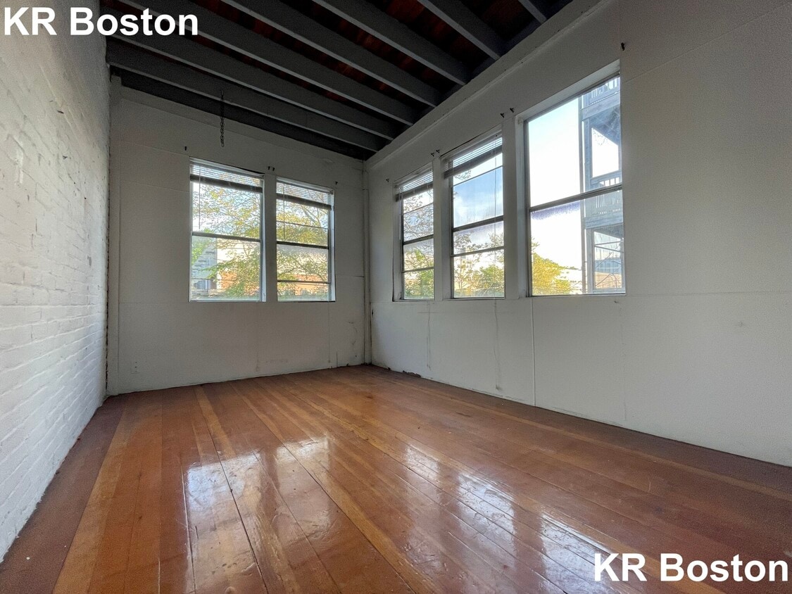 Building Photo - 1905 Beacon St