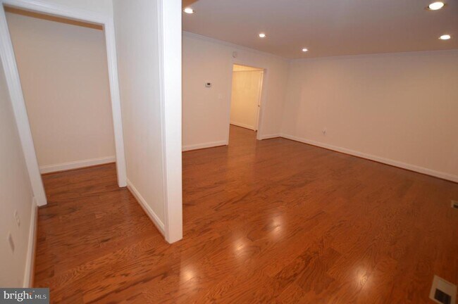 Building Photo - 2713 Bartlett Ln