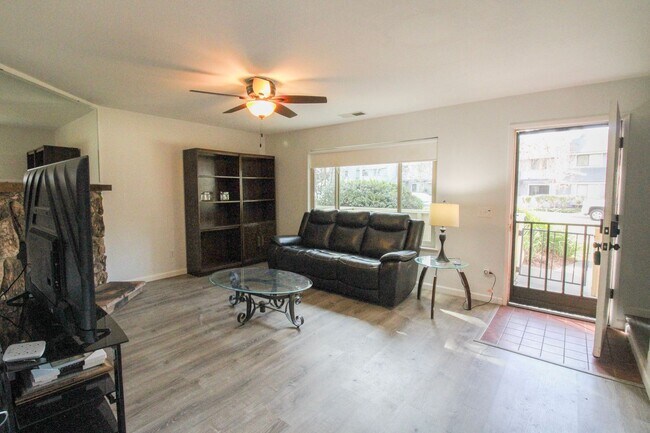 Foto del edificio - 2 Bedroom Townhouse with 2-Car Garage in The Villages near Downtown SLO