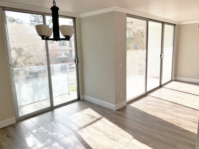 Los grandes ventanales frontales ofrecen una maravillosa luz solar. - 415 Montana Ave