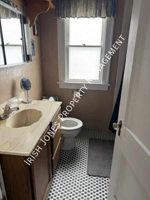 Foto del edificio - 210 W Hazeltine Ave