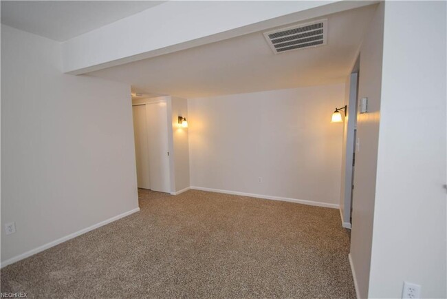 Building Photo - 7025 Carriage Hill Dr