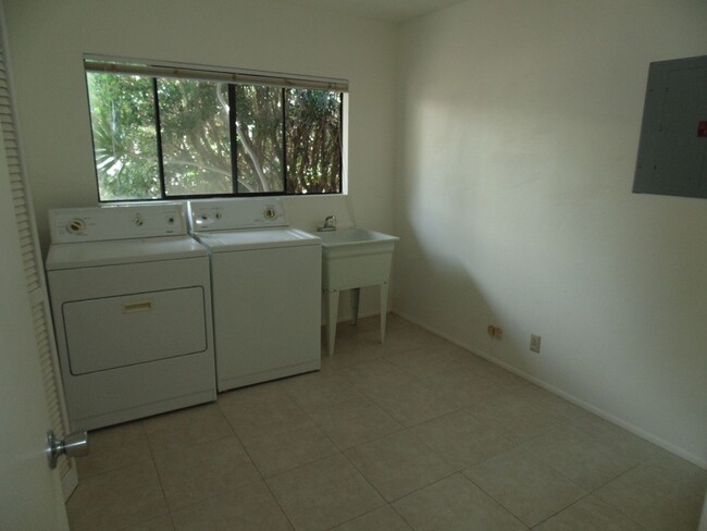 Foto del edificio - Pet Friendly 3/2/2 on 18th Avenue in Kaimuki!