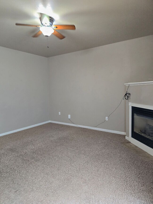Foto del edificio - Eastside3 Bed 2.5 Bath Townhouse w/ Garage
