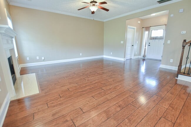 Building Photo - Pet Friendly Three Bedroom!