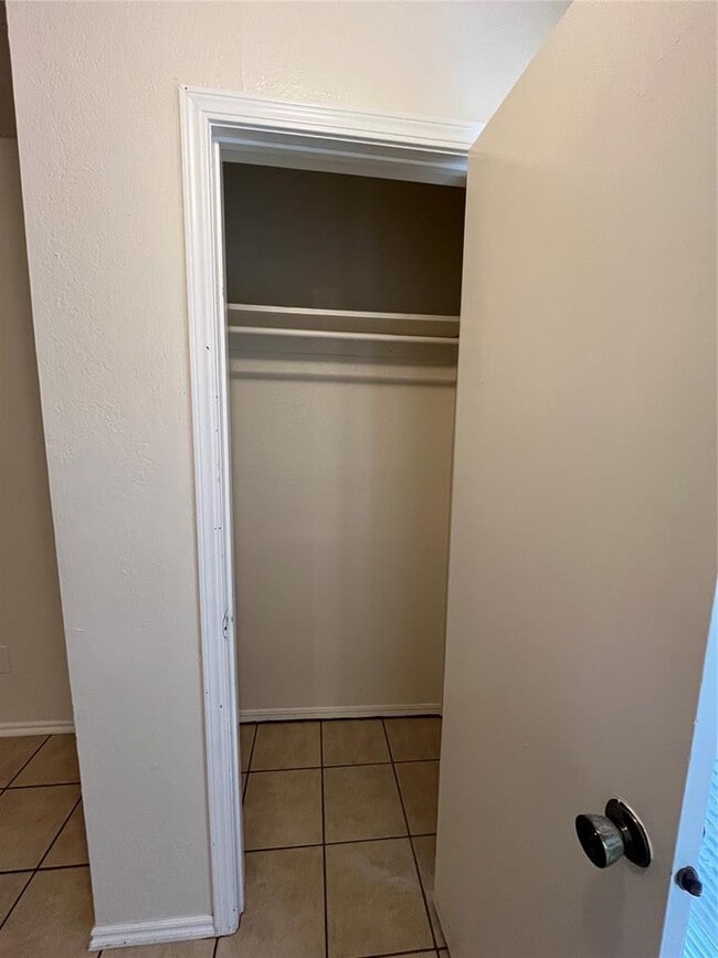 Building Photo - 905 Aspen Ct