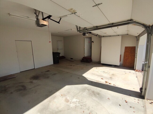Building Photo - Quiet Cul-de-sac Dream