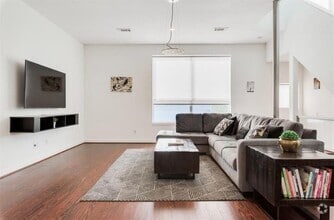 Building Photo - 2423 Wentworth St