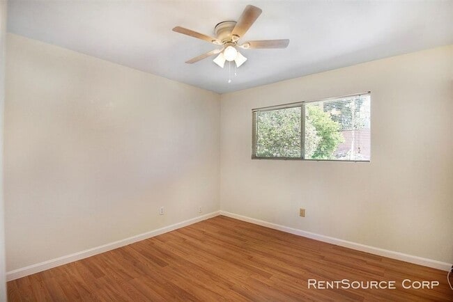 Foto del edificio - 3 Bedroom Duplex For Rent in Simi Valley!