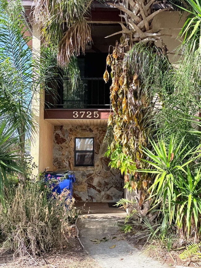 Building Photo - 3725 Edgewater Dr