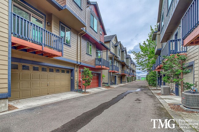 Building Photo - Gorgeous Two Bedroom Townhome in Hillsboro!