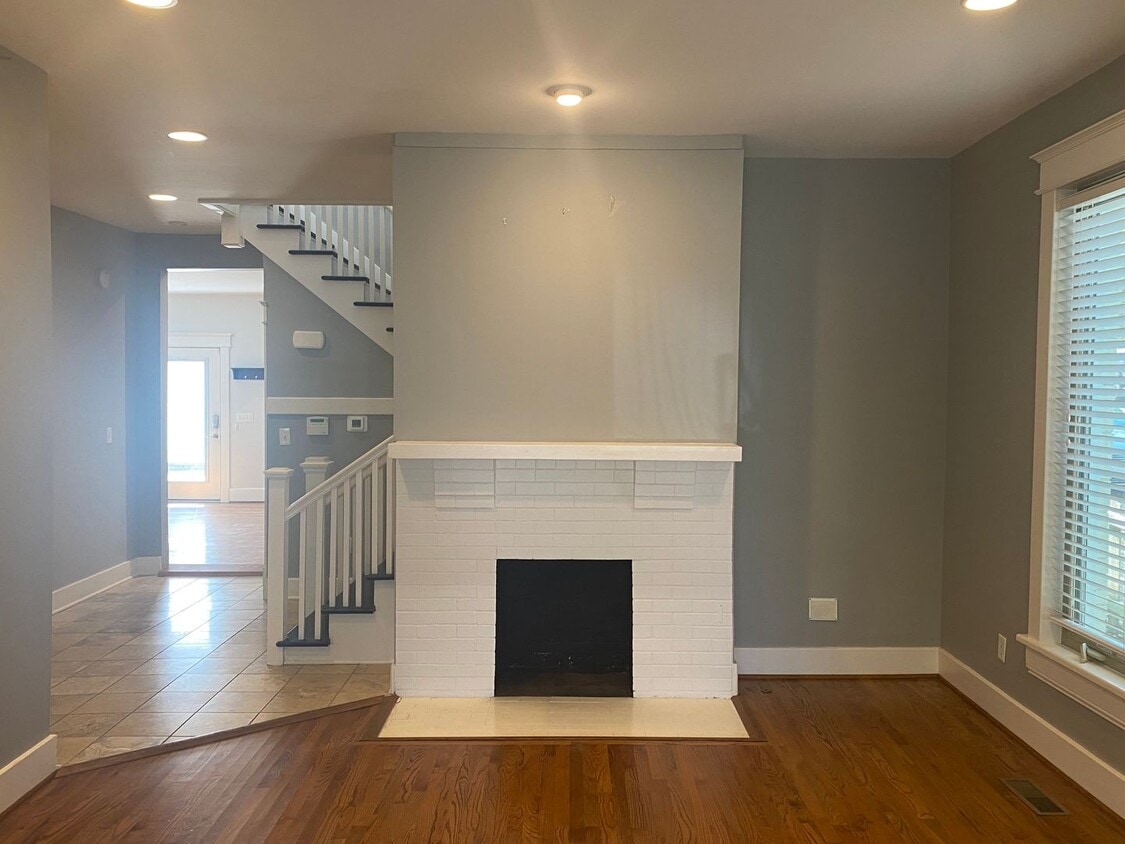 Vanderbilt Place - Wonderful Location 3 bedrooms/3 1/2 baths - Vanderbilt Place - Wonderful Location 3 bedrooms/3 1/2 baths