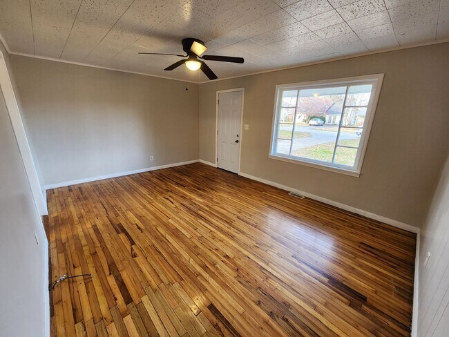 Foto del edificio - Spacious 3-Bedroom, 2-Bathroom Home AVAILA...