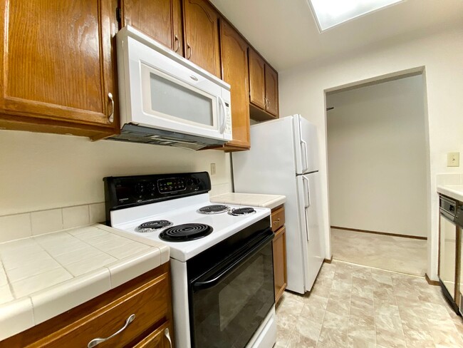 Foto del edificio - 2-Bedroom Apartment Available in Newark!