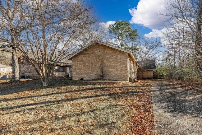 Foto del edificio - 6104 Meadowbrook Ln