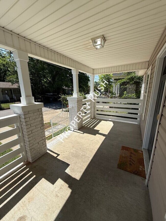 Building Photo - 709 N Holly St