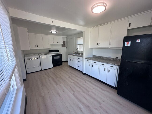 Foto del edificio - 2 bedroom Upper-level duplex
