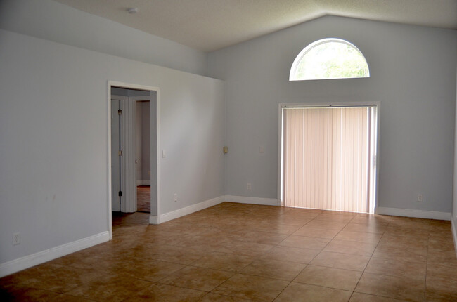 Foto del edificio - Spacious 3/2 House w/ 2-Car Garage in Will...