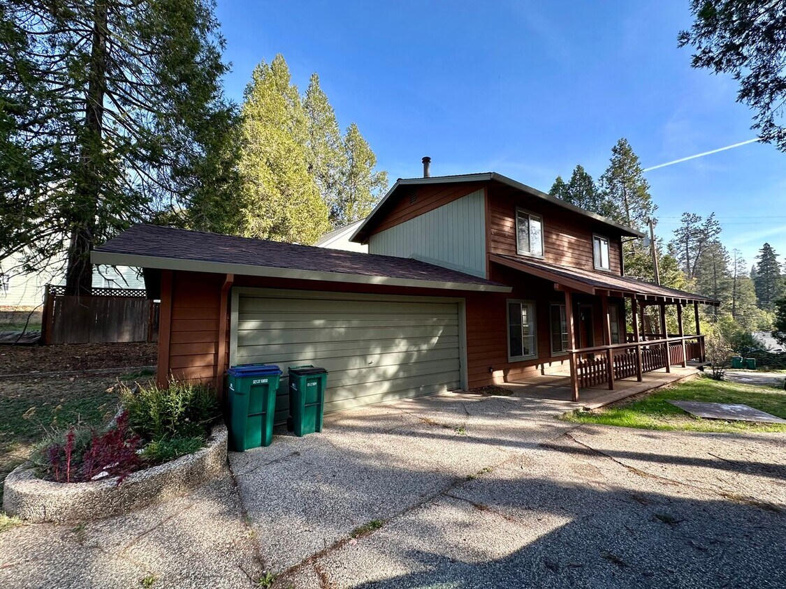 Foto principal - 2 Bedroom 2 Bathroom 2 Story House Walking...