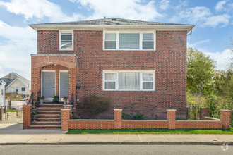 Building Photo - 414 Elm St