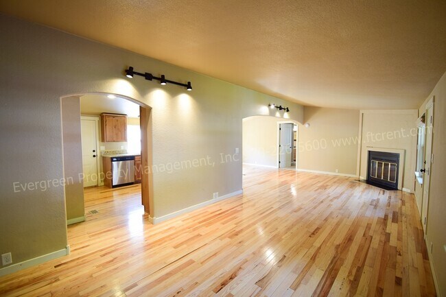 Foto del edificio - Stunning, Updated 2 Bedroom, 2 Bath House ...