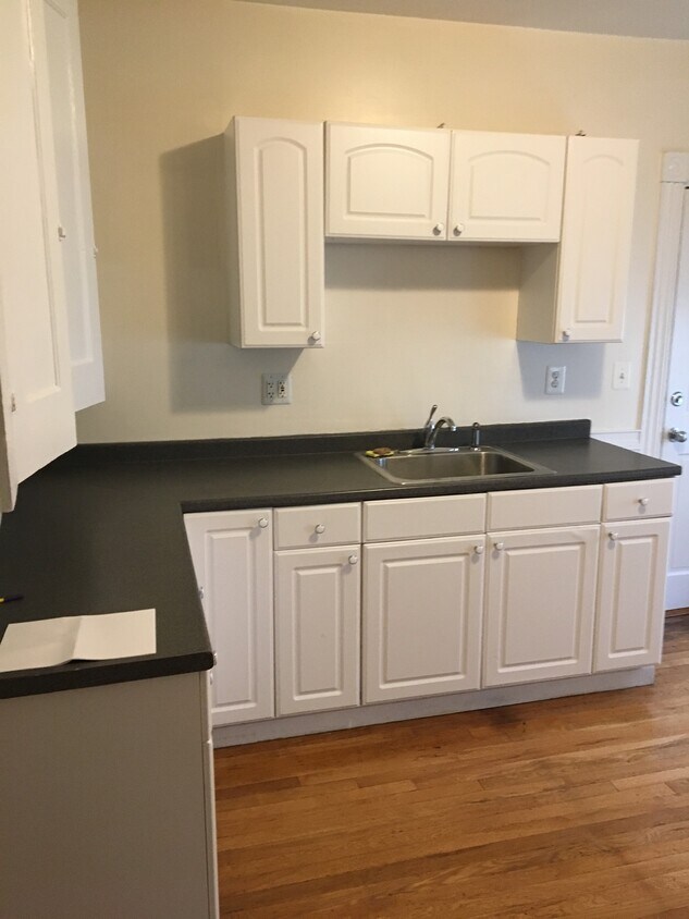 Kitchen - 32 Clinton St