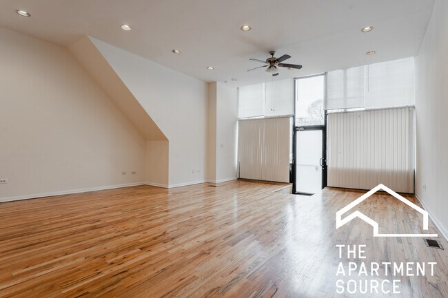 Foto del edificio - 2452 N Southport Ave