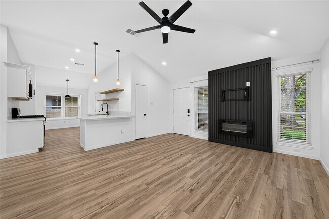 Building Photo - 17006 Enchanted Cir E
