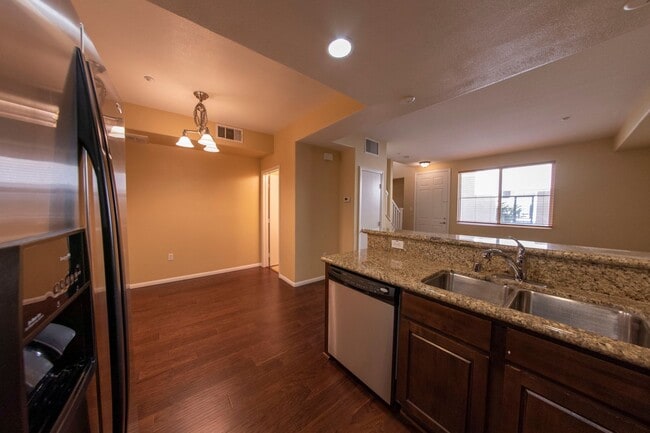 Building Photo - 2BR 2.5BA Townhouse in Beautiful Complex - Washer Dryer in Unit, Pet Friendly, 2 Underground Park...