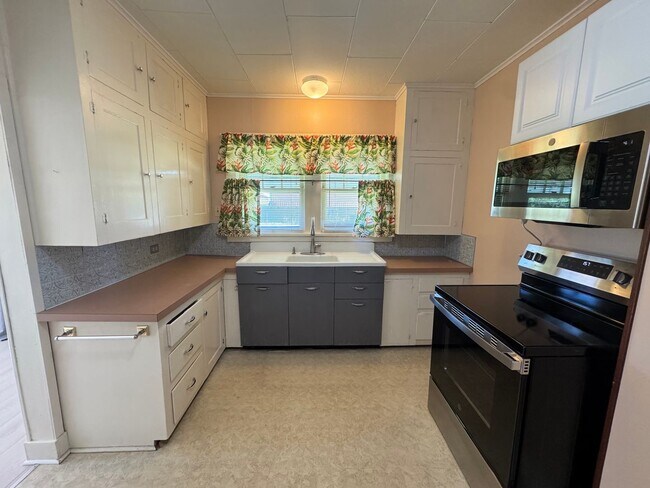 Foto del edificio - Spacious & Updated Home with Bonus Room, Large Basement, & Garage
