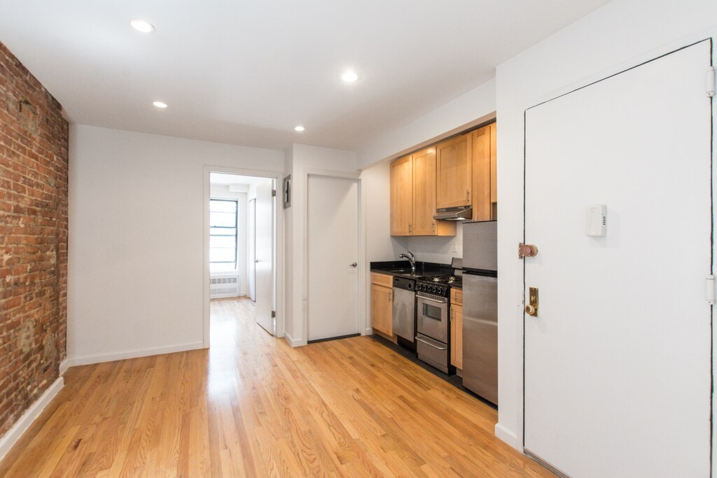 Primary Photo - 429 E 73rd St
