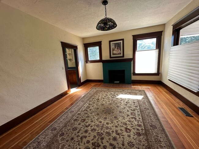 Building Photo - 4 Bedroom Home Just Outside Of Albany With...