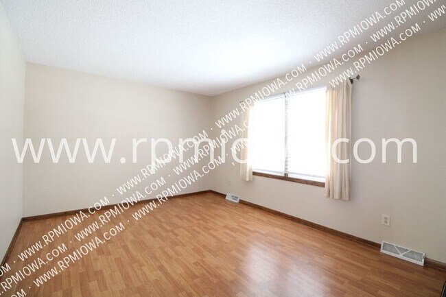 Building Photo - Fenced in Yard! 3 Bedroom, 1 Bath Home in ...