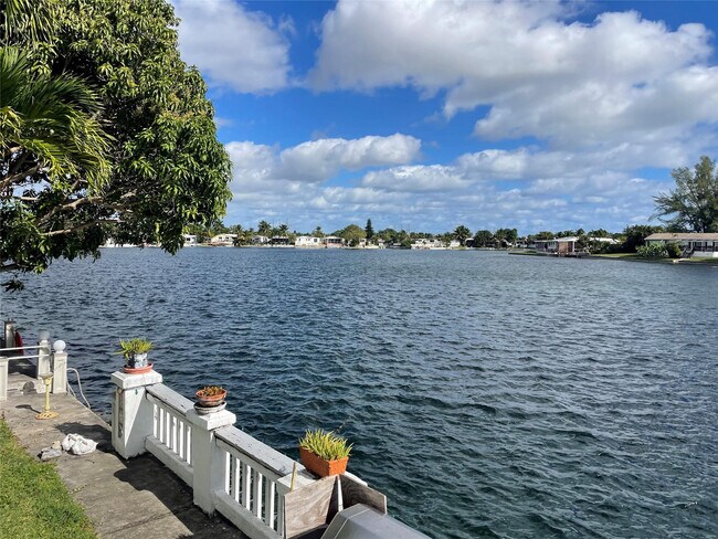 Foto del edificio - 5724 Lagoon Dr