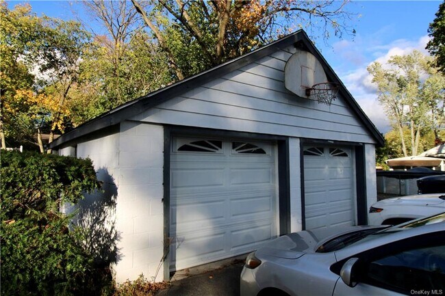 Building Photo - 702 Homestead Ave