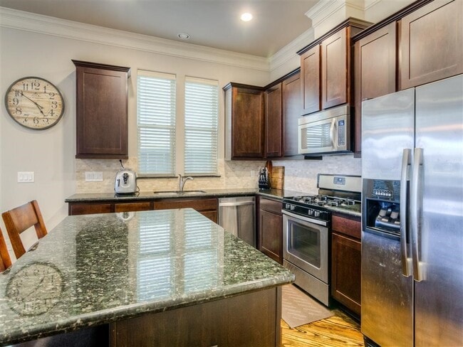 Foto del edificio - 8740 Kempwood Dr