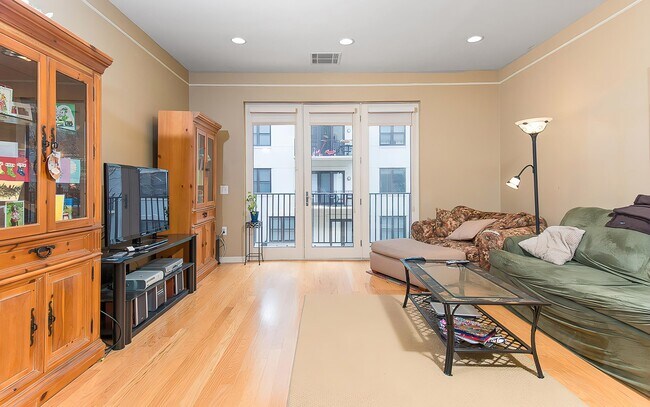 Foto del edificio - 1300 Grand St