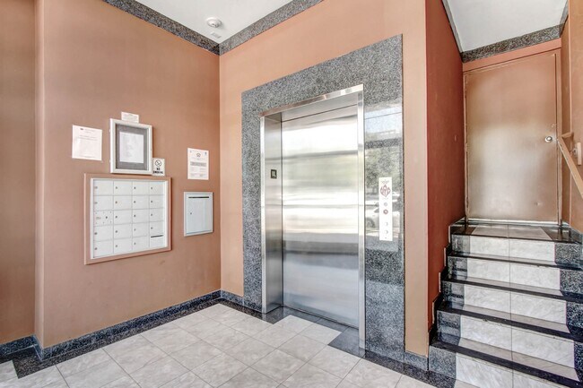 Foto del edificio - 8614 Burton Way Apartments