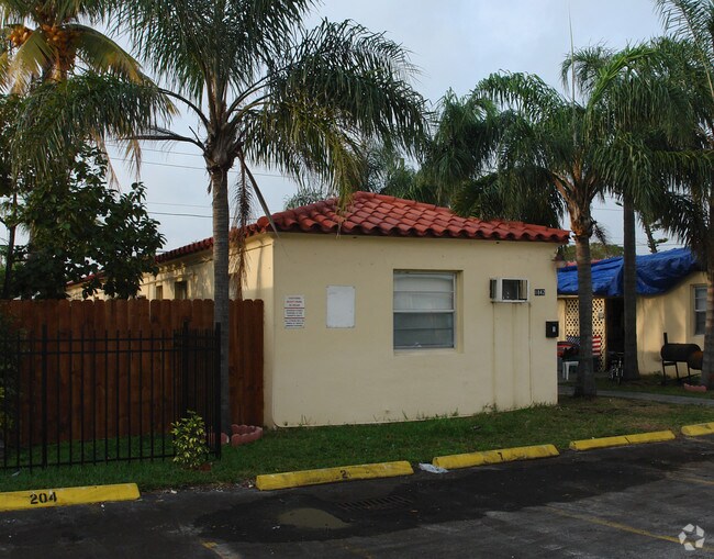 Building Photo - Villas at Johnson