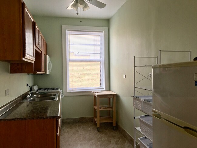 Foto del edificio - 844 Hinman Ave