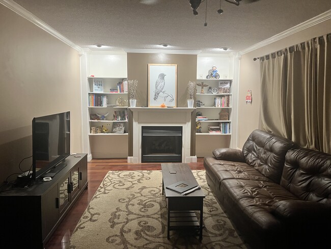 Building Photo - 9 Maple Ln